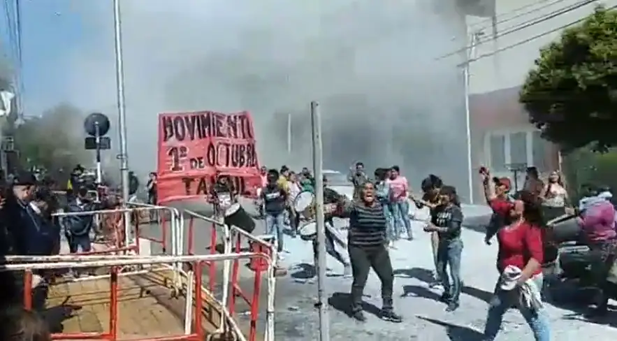 Efluentes cloacales a la Policía y gomas quemadas, una escena de caos y tensión 