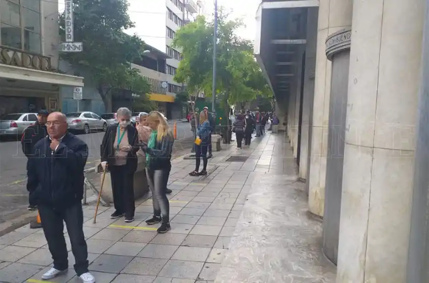 Preocupación por la actividad bancaria: "el pico de la pandemia no ha llegado"