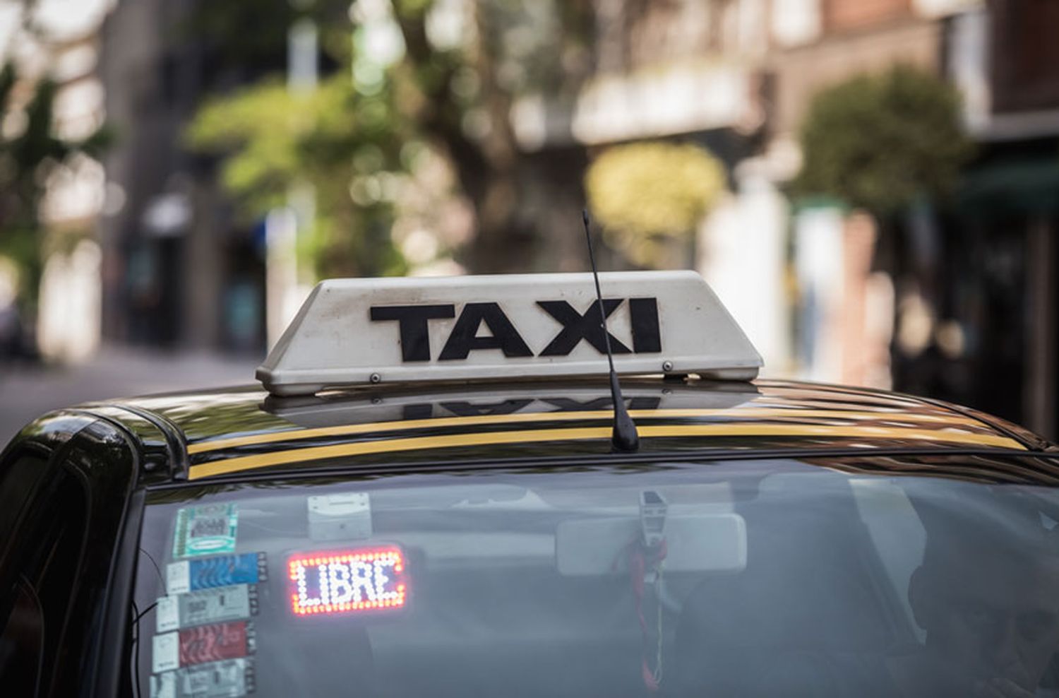 Un taxista chocó en el centro: tenía 2,36 gramos de alcohol en sangre