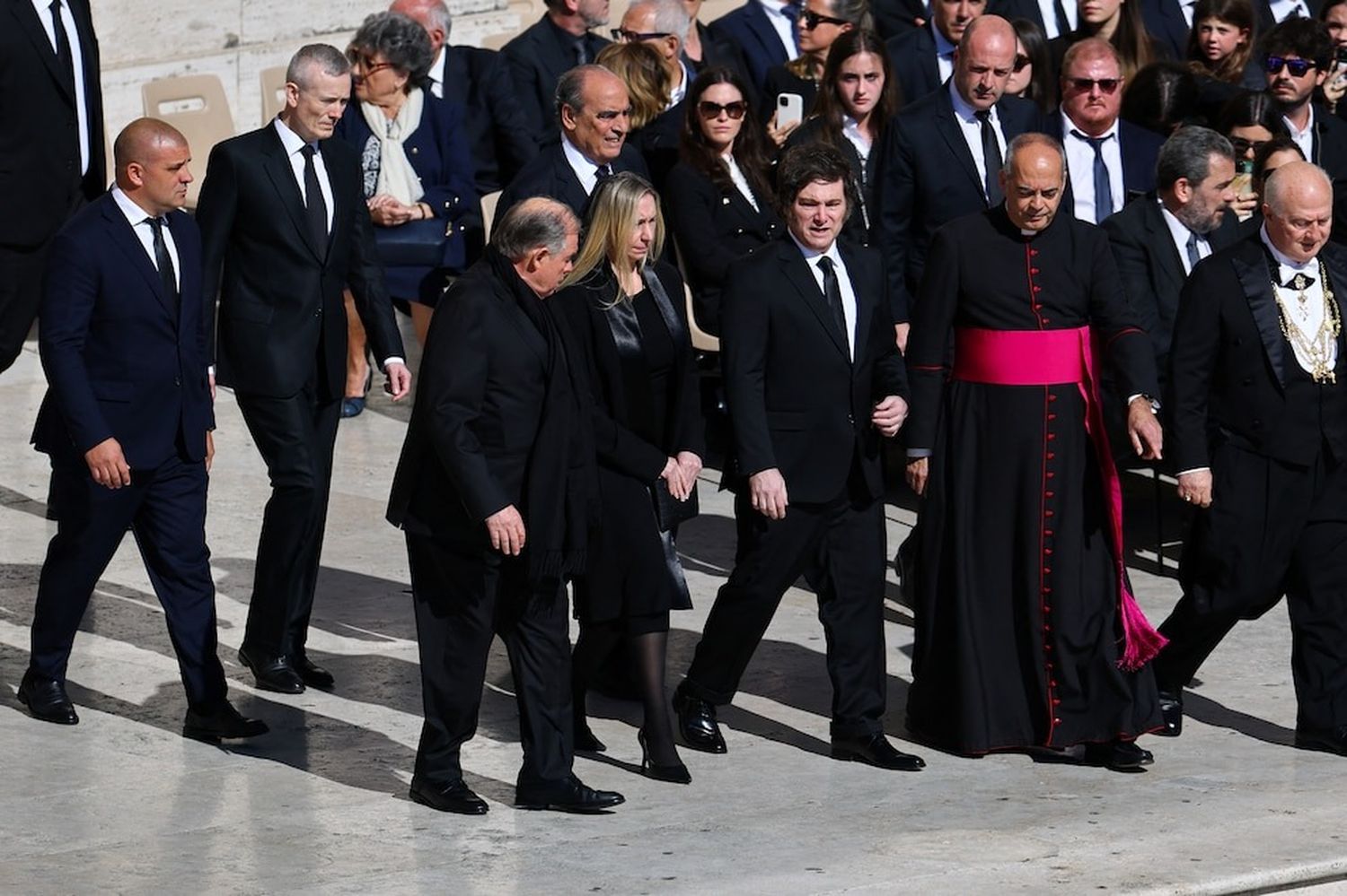 Milei y la comitiva argentina despidió al papa Francisco en el Vaticano