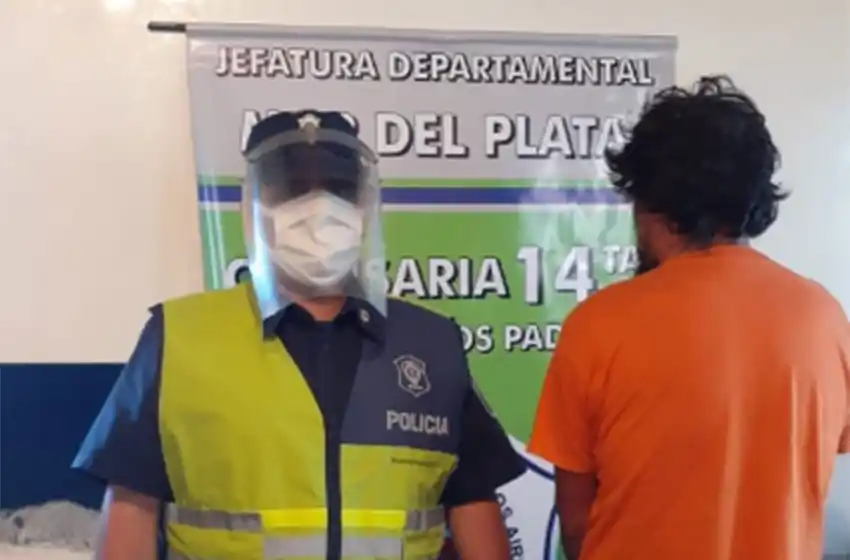 Caminaba por la ruta 226 con un reflector que robó en un club de Sierra de los Padres