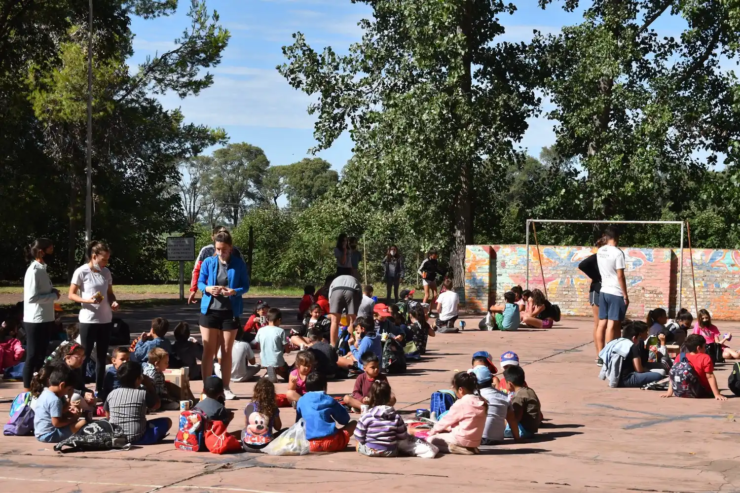 Recuperaron un predio, inauguraron una pileta y contienen a un centenar de niños