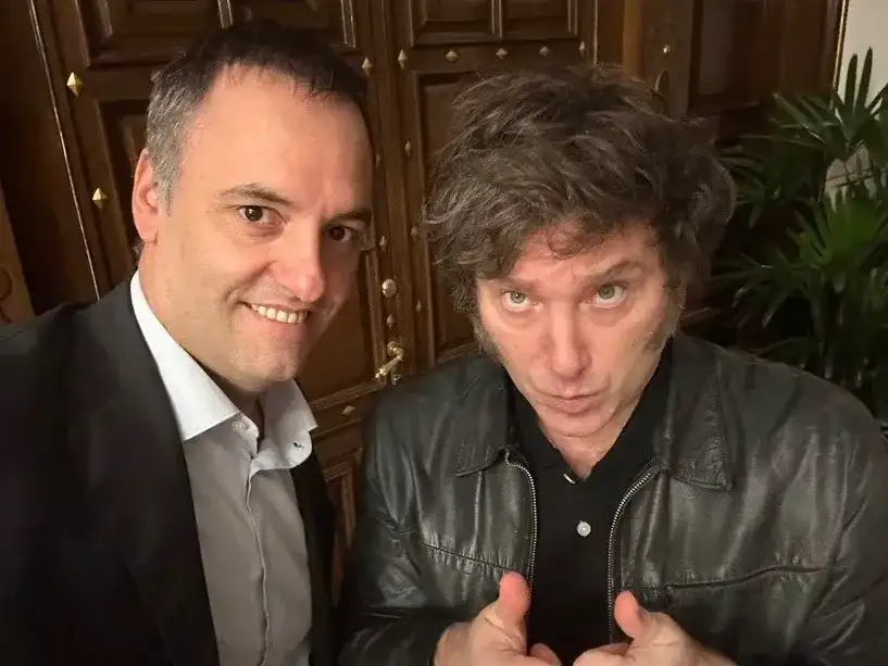 Manuel Adorni y Javier Milei.