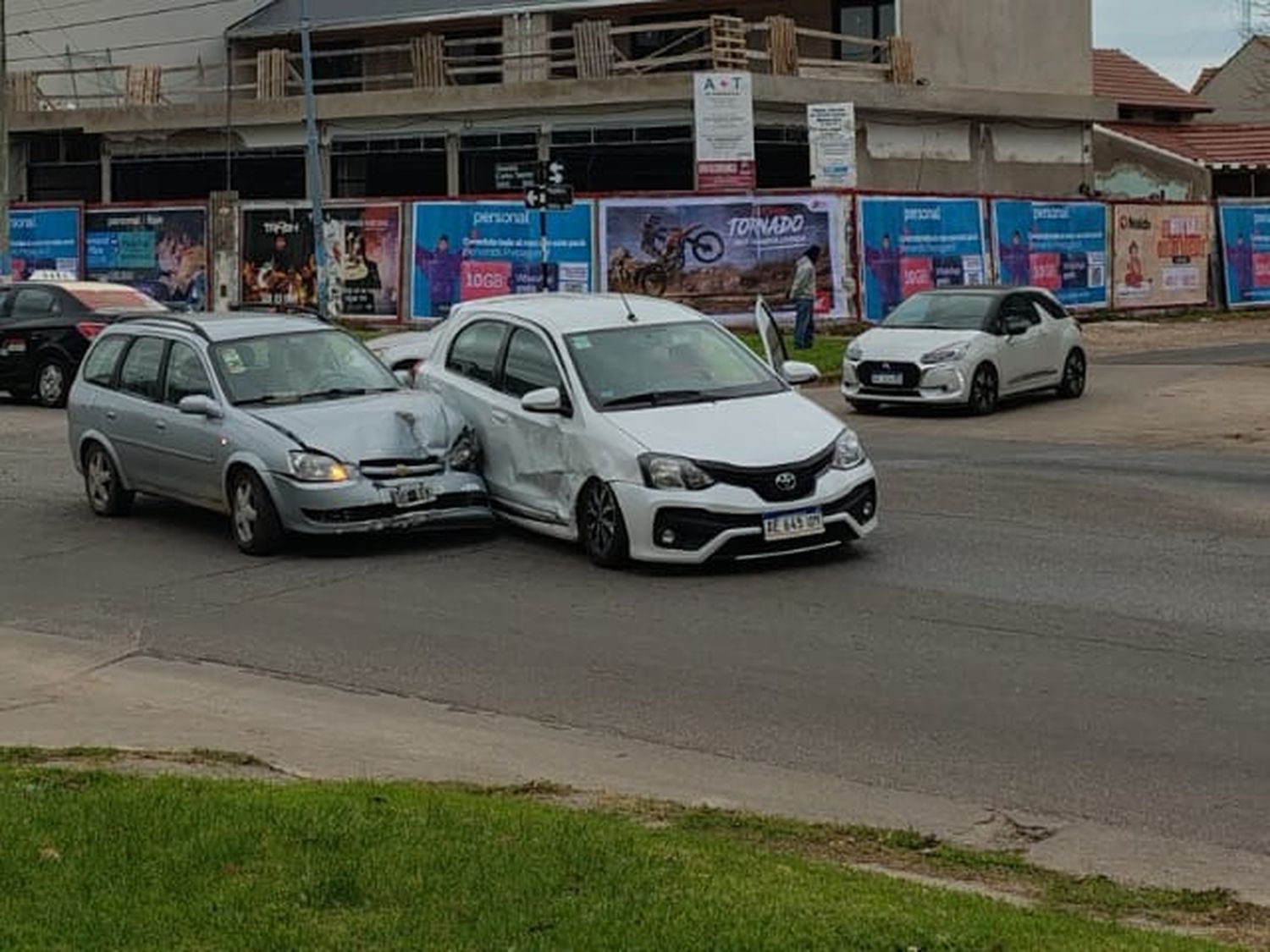 Otro siniestro vial en Mar del Plata: impacto entre dos autos en plena avenida
