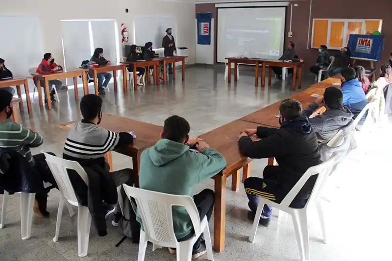 Comenzó un entrenamiento laboral dirigido a la ganadería