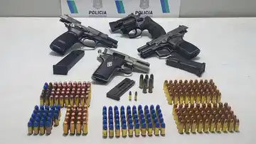 Conflicto vecinal terminó en allanamiento: secuestraron un arsenal de armas en la casa de una mujer de 75 años