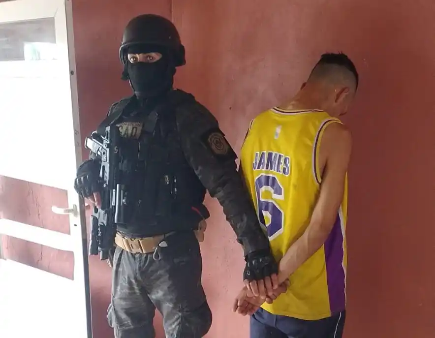 El imputado intentó escaparse por los fondos de la vivienda.