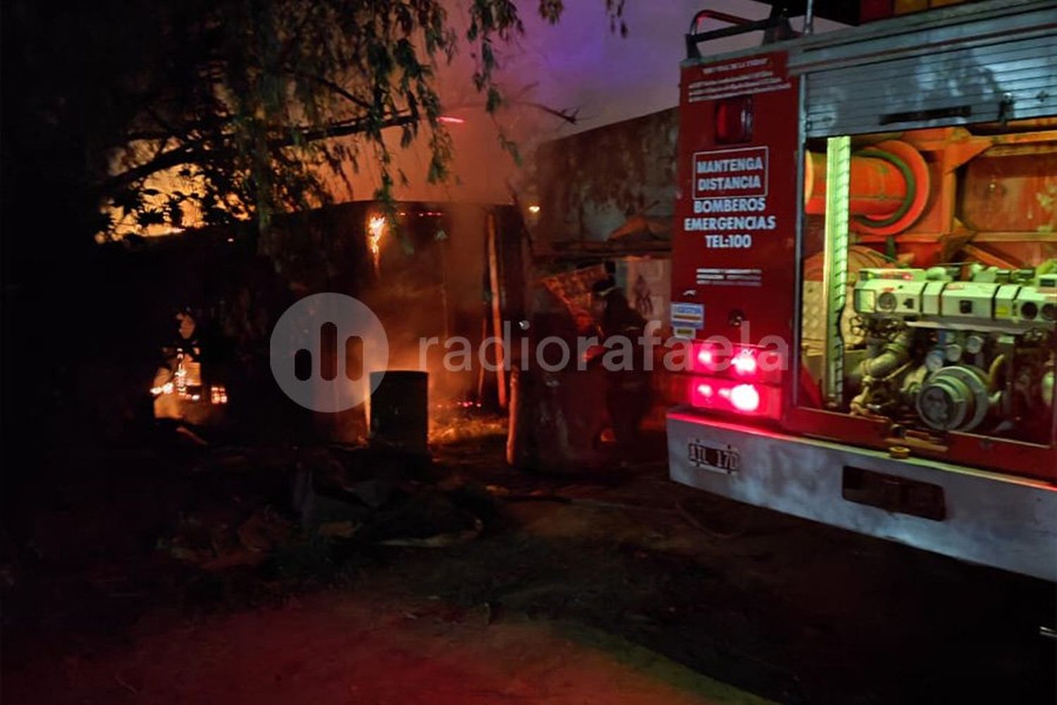 Susto: casi se incendia una casa luego de prenderse fuego un contenedor que estaba al lado