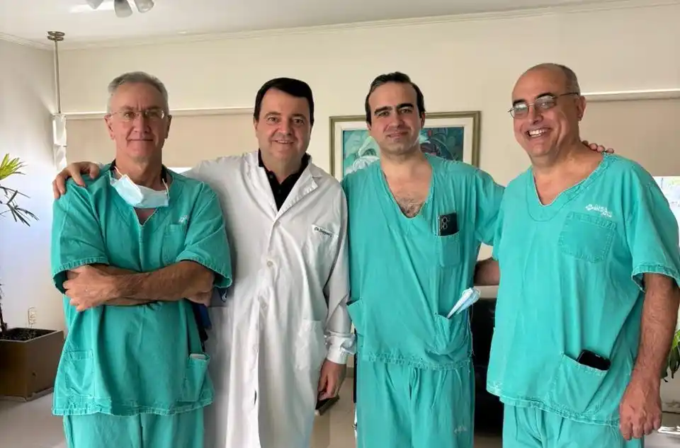 Los doctores Daniel Napolitano, Marcelo Pagani, Gustavo Stoppani y Vial tras la cirugía exitosa en la clínica