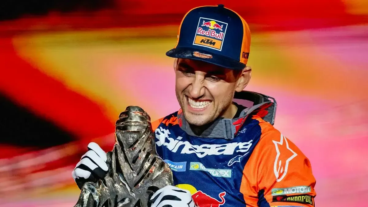 Benavides celebró en el desierto tras completar la última etapa de la competencia