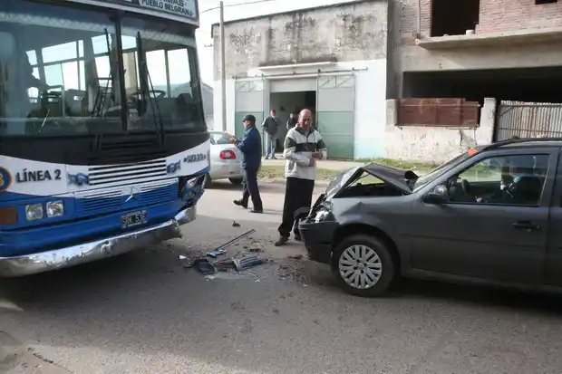 Un auto y colectivo chocaron de frente