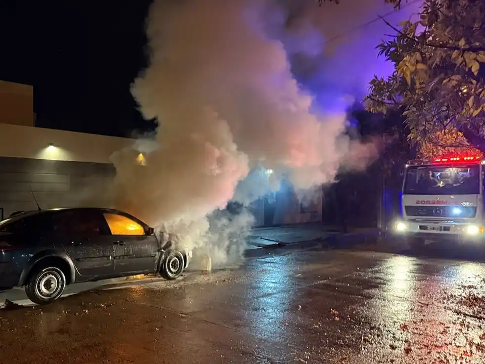 El fuego se encontraba afectando el sector del motor del automóvil. (Foto: Bomberos Voluntarios de San Francisco)