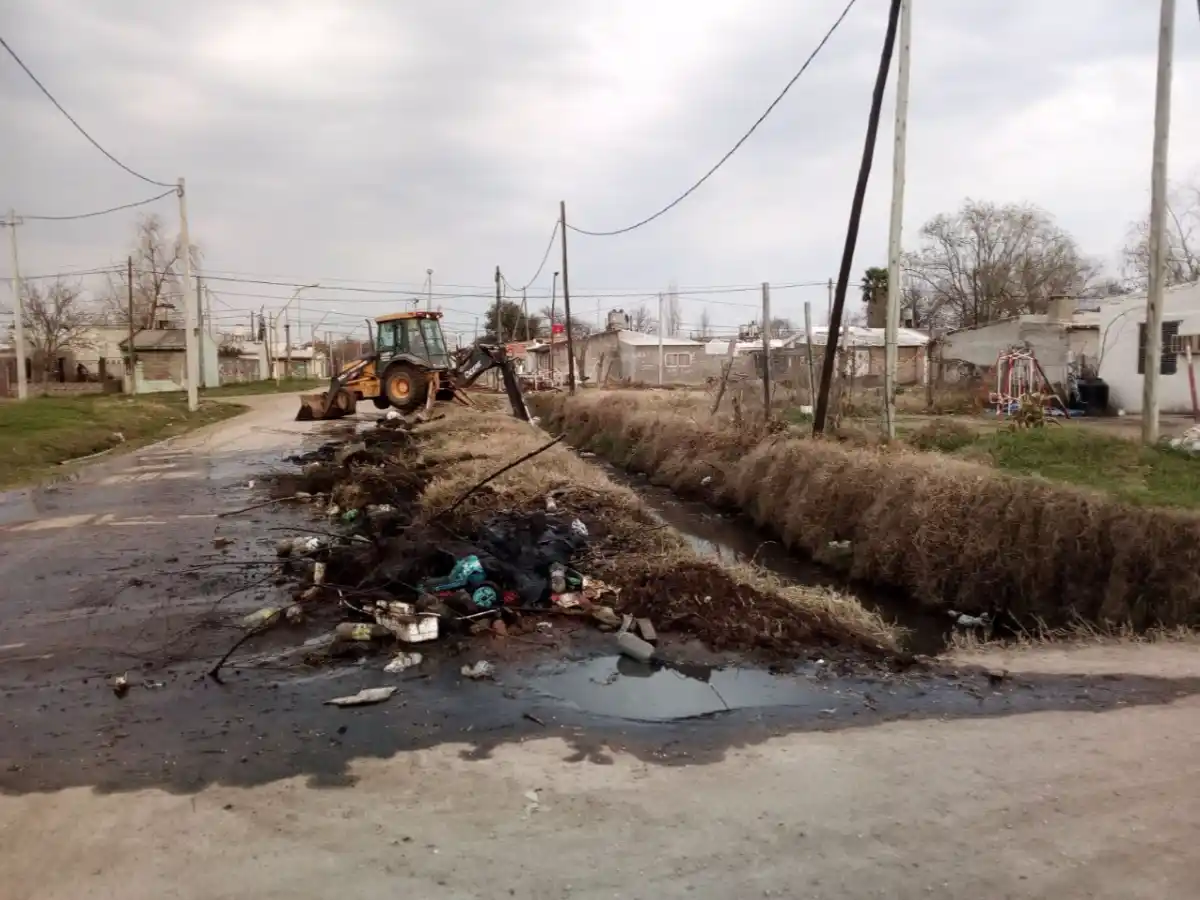 Continúa limpieza de canales en distintos sectores de la ciudad    