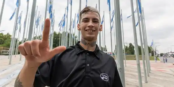 L-Gante se tiró desde un balcón a una pileta "a lo Charly" y encendió la polémica