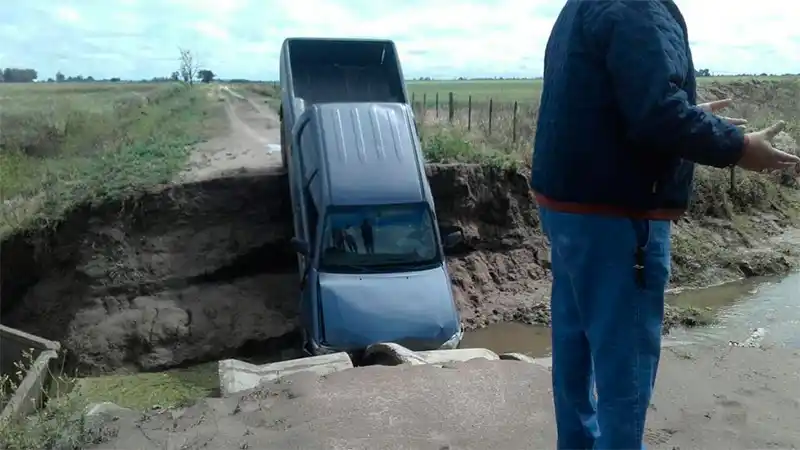Córdoba: Una camioneta fue "tragada" por un camino rural