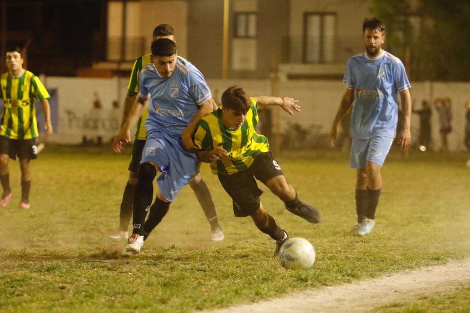 Imagen del clásico de la primera rueda en el Municipal, con triunfo de Sarmiento 3-1 (crédito: Gol Entra).