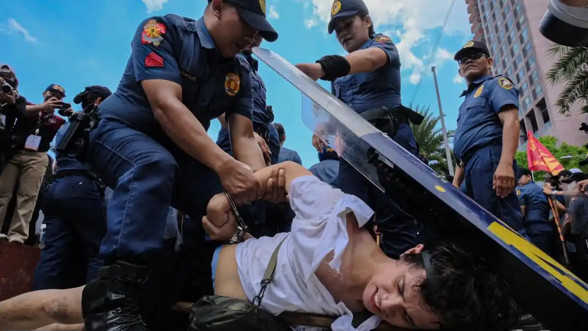 Policía de NY desalojó edificio ocupado en Universidad de Columbia y detiene a estudiantes (VIDEOS)