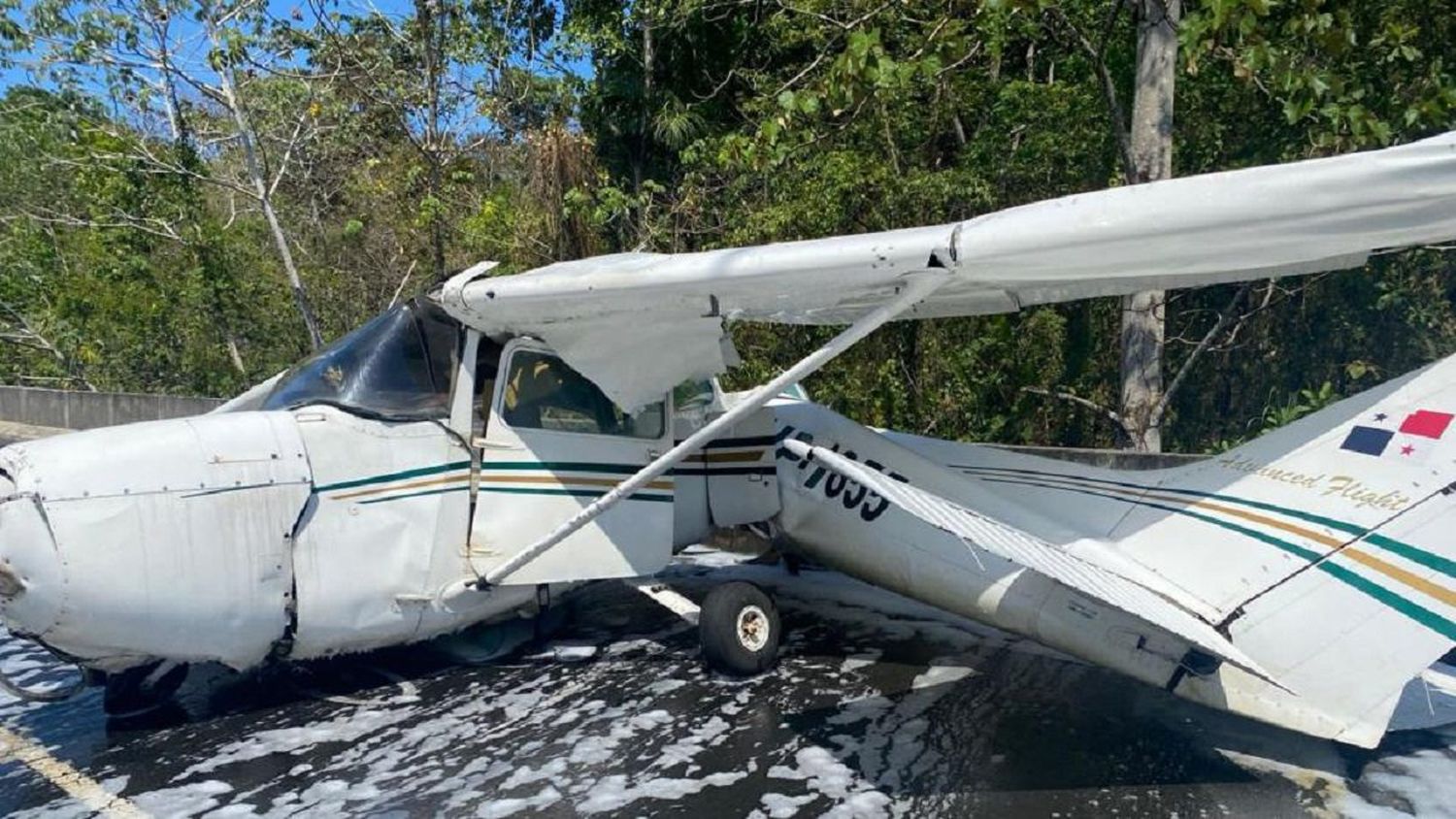 ¡NO ERA SU DÍA! Así salvan su vida durante accidente aéreo 4 personas en Panamá (+VIDEO)
