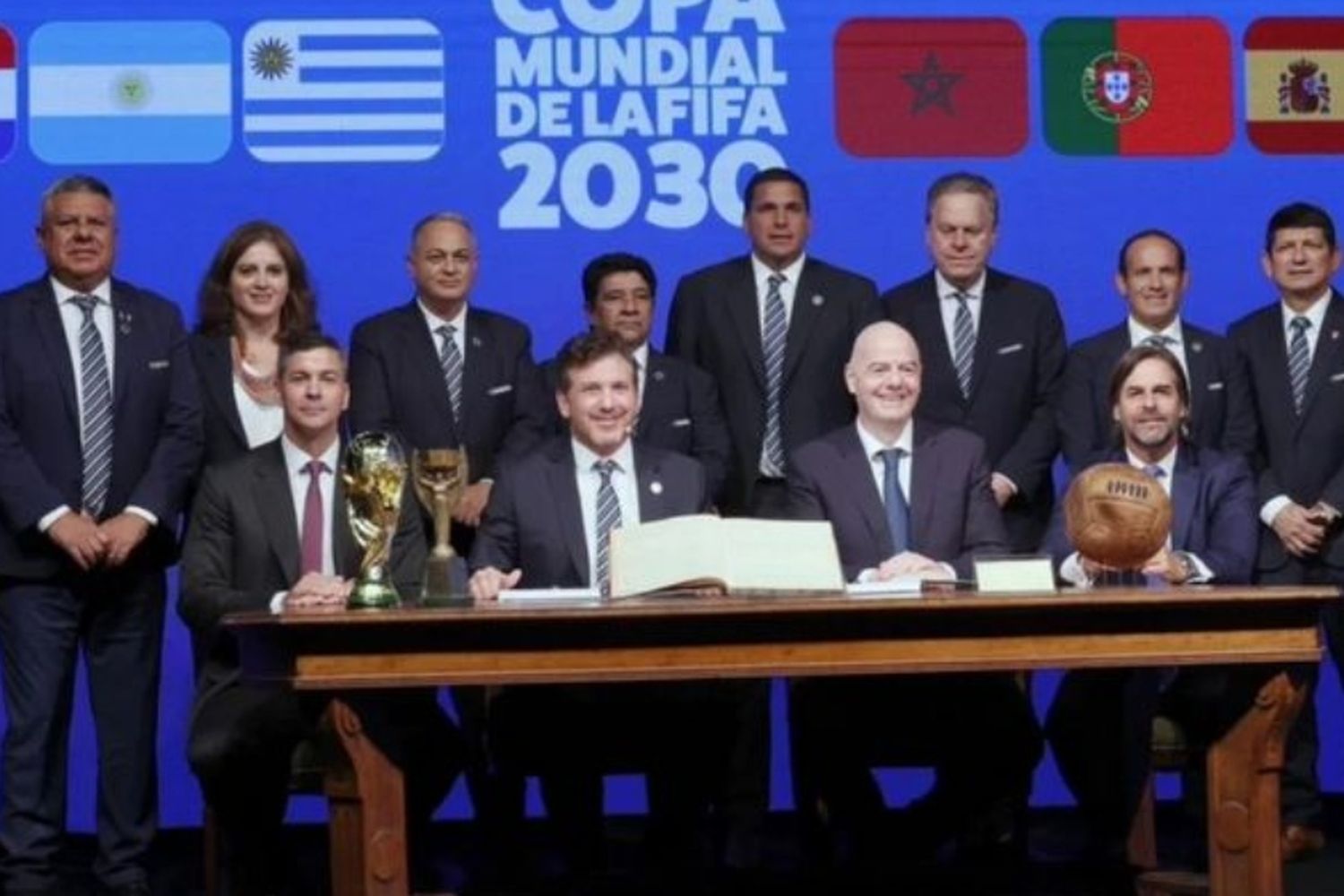 Sin Milei, los presidentes de Paraguay y Uruguay oficializaron la realización del Mundial 2030