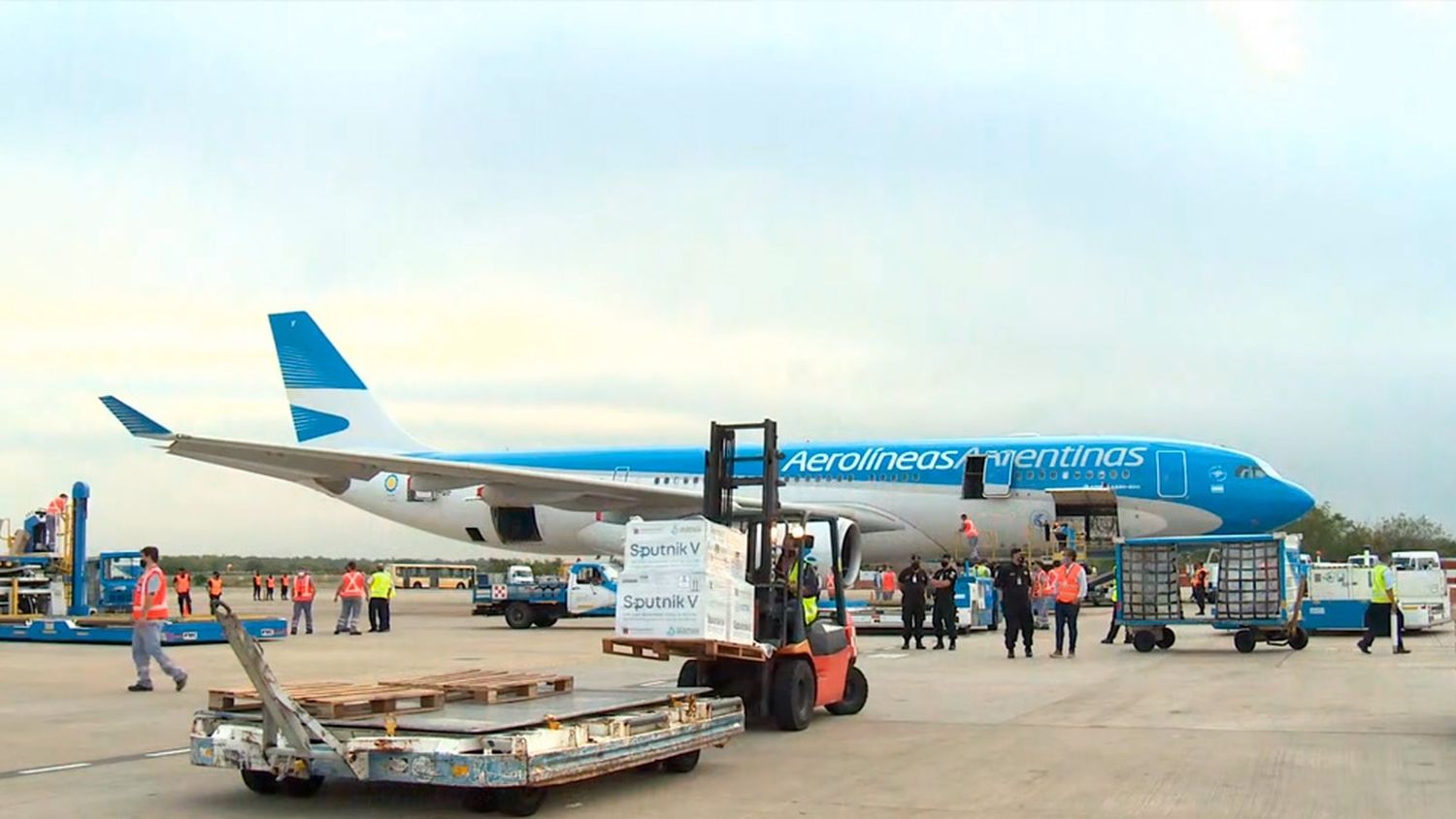 Partió el noveno vuelo de Aerolíneas para traer más vacunas desde Moscú