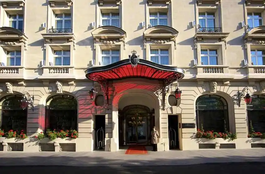 El lujoso hotel en el que se alojará Messi y su familia durante los primeros días en París