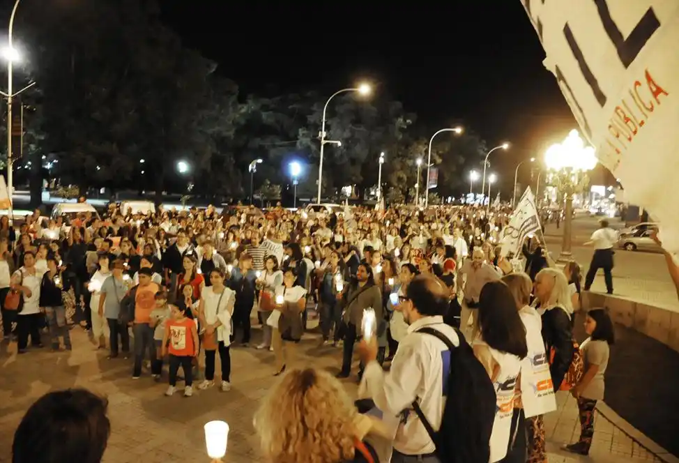 Docentes portando antorchas marcharon por  las calles céntricas