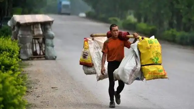 El "hombre caracol" lleva su vivienda a cuestas