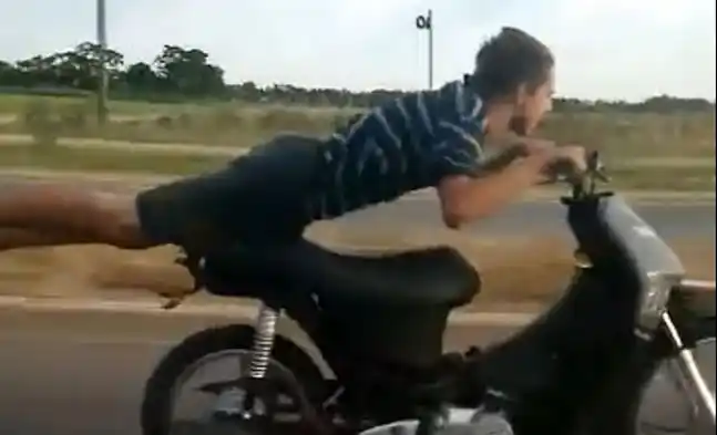 Imprudencia en Zárate: Viajó en moto "acostado" y quedó grabado en video