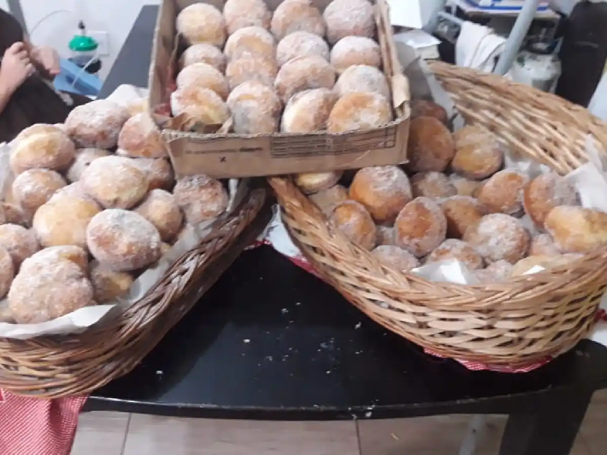 Dar sin tener más que en sus alacenas: ayudan regalando meriendas