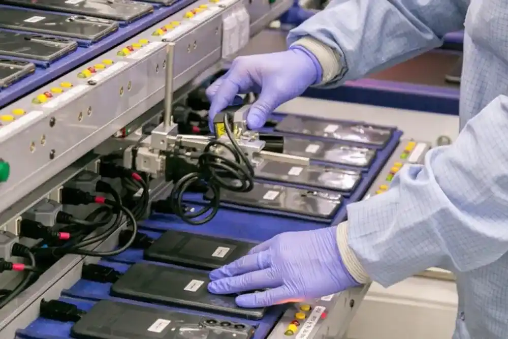 Eliminan los aranceles a celulares importados y esperan que bajen los precios