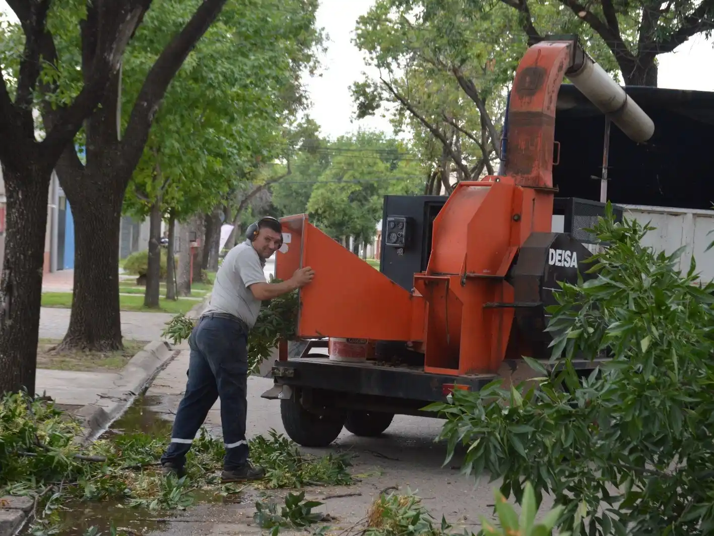 A pesar del fuerte calor, los empleados municipales trabajan en la limpieza de los espacios públicos.
