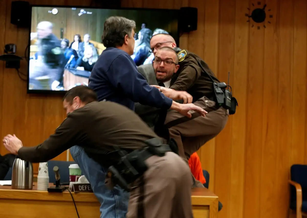 Un abusador fue atacado por el padre de una de las víctimas durante el juicio