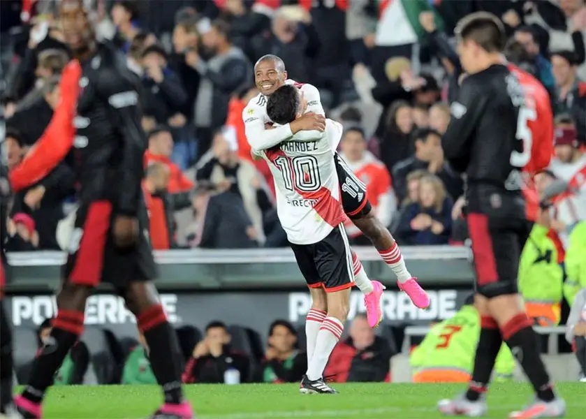 Se acerca al título. River le ganó a Colón