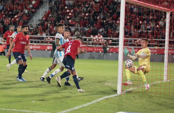 El chileno Isla impacta de cabeza y le da el empate a Independiente sobre el final del partido (Crédito: Prensa CAI)..
