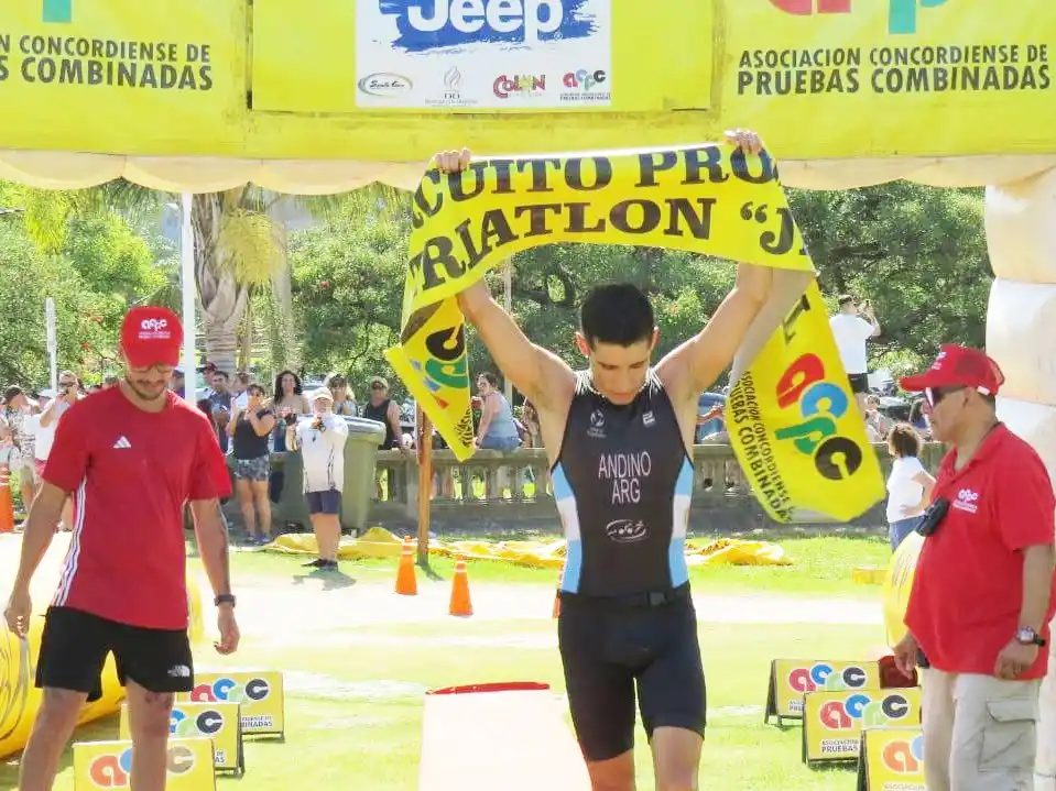Maximo Andino y María Rivero ganaron la cuarta fecha del Triatlón Binacional