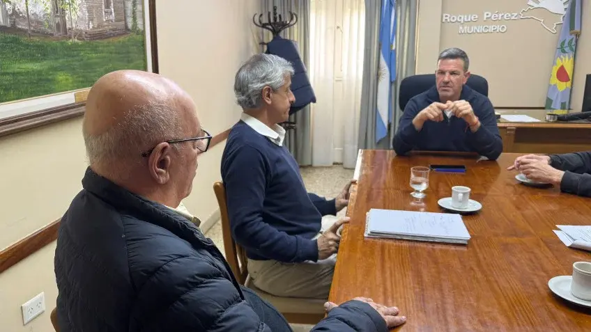 El intendente de Roque Pérez, Maximiliano Sciaini, junto a representantes de Corresur