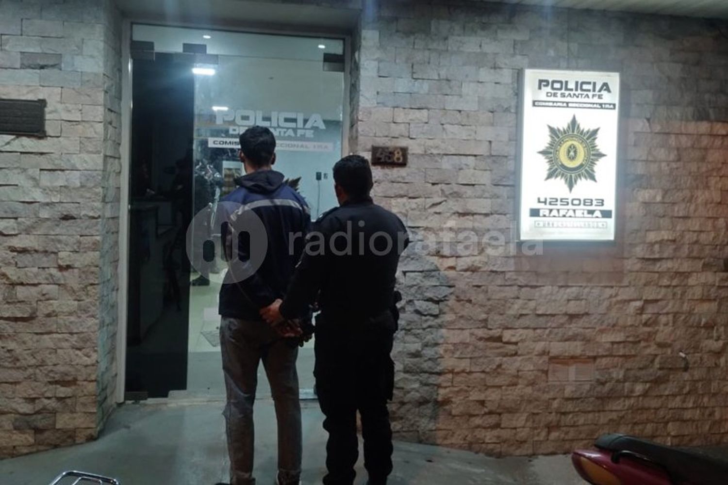 Robó una mesa plegable de la vereda de un negocio y la dueña lo siguió hasta alcanzarlo