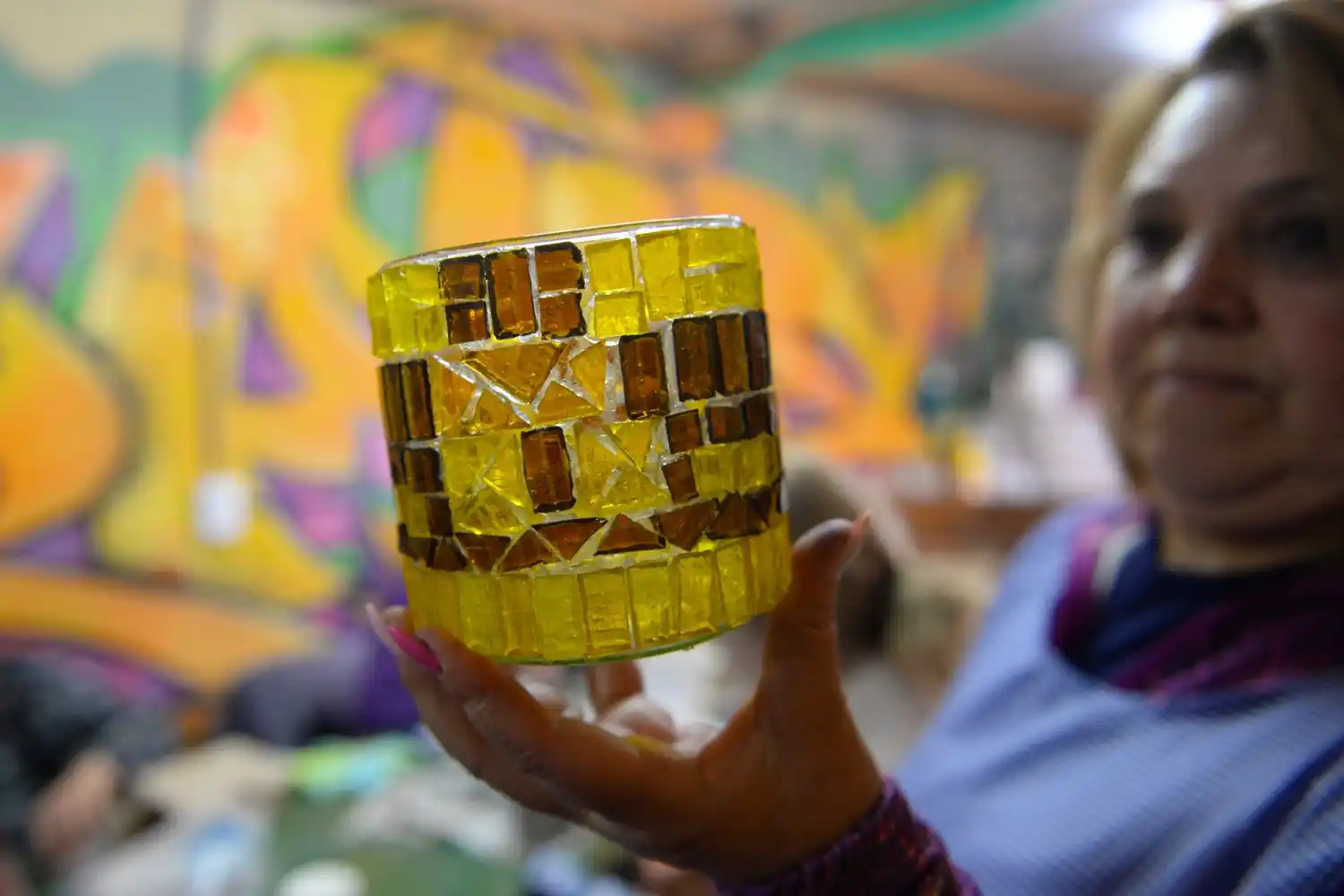 PEBa se estructura en tres ejes principales: acompañamiento a las trayectorias educativas, actividades artísticas y culturales, y capacitación en oficios.