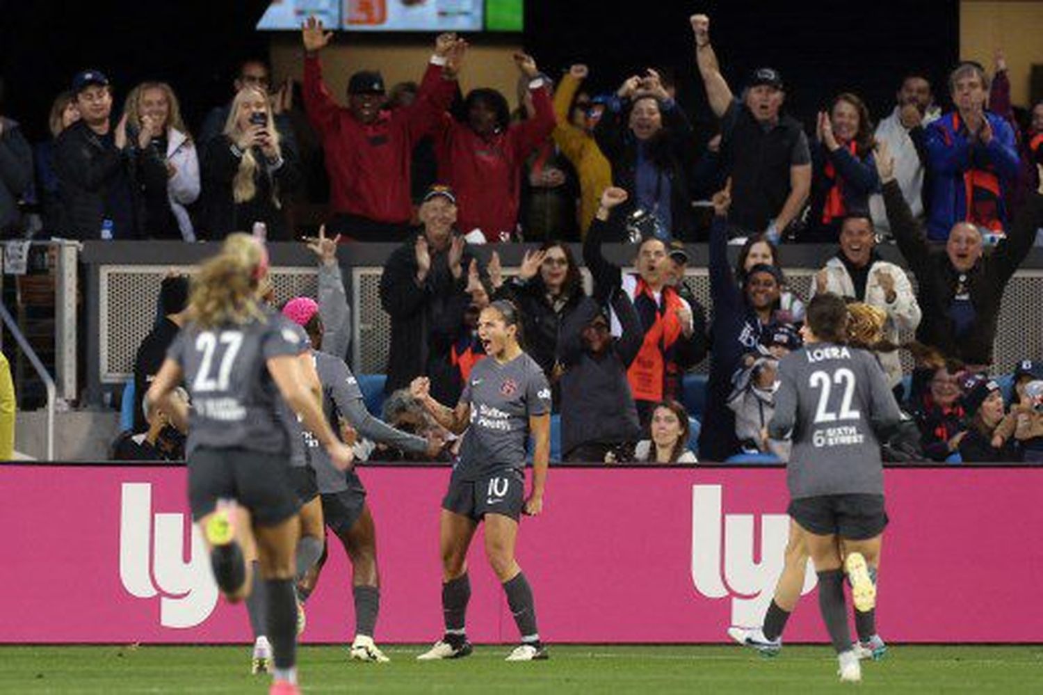 Deyna Castellanos  celebra su primera diana en el naciente equipo. Foto AFP