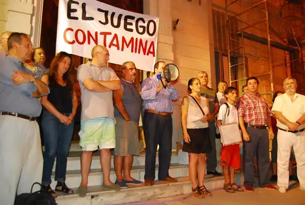 Frente al Municipio, reclamaron por la instalación de una nueva sala de juegos