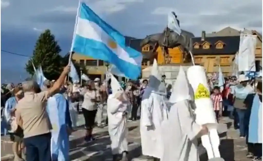 Bariloche: para protestar se vistieron con atuendos del Ku Klux Klan