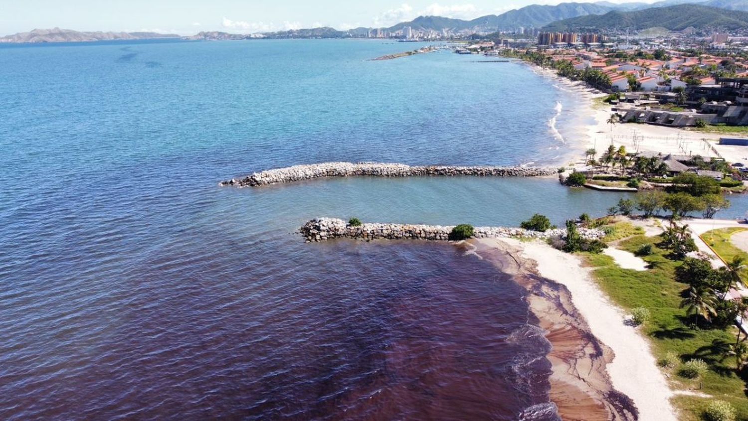 ¡DESASTRE ECOLÓGICO EN ANZOÁTEGUI! Derrame de crudo se extiende en Lechería (+ Fotos)