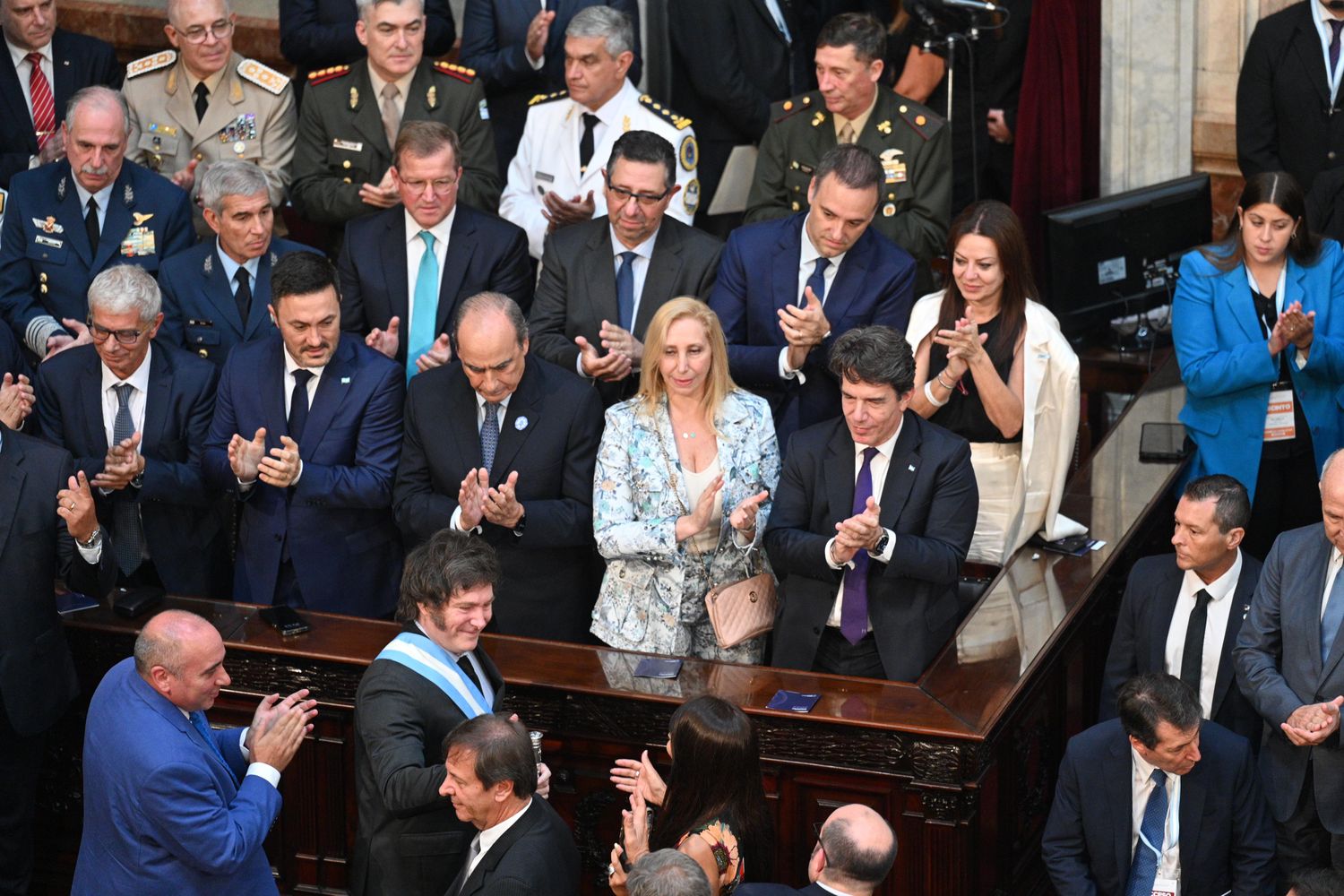 Así ingresó Javier Milei a la Asamblea Legislativa.