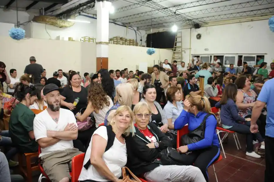Los trabajadores municipales definieron en asamblea mantener el paro