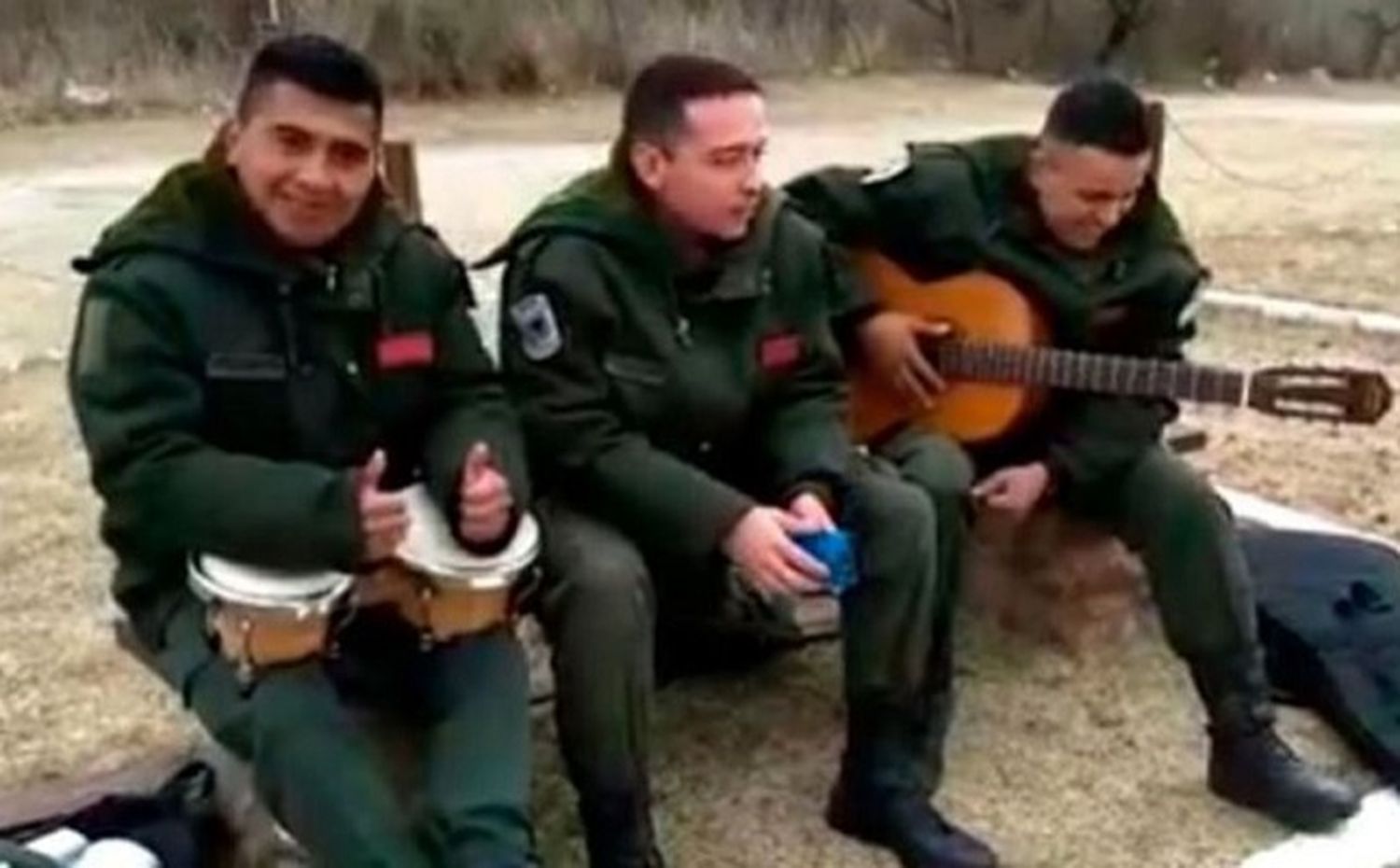 Tres gendarmes formaron una banda y la rompen en las redes con su música