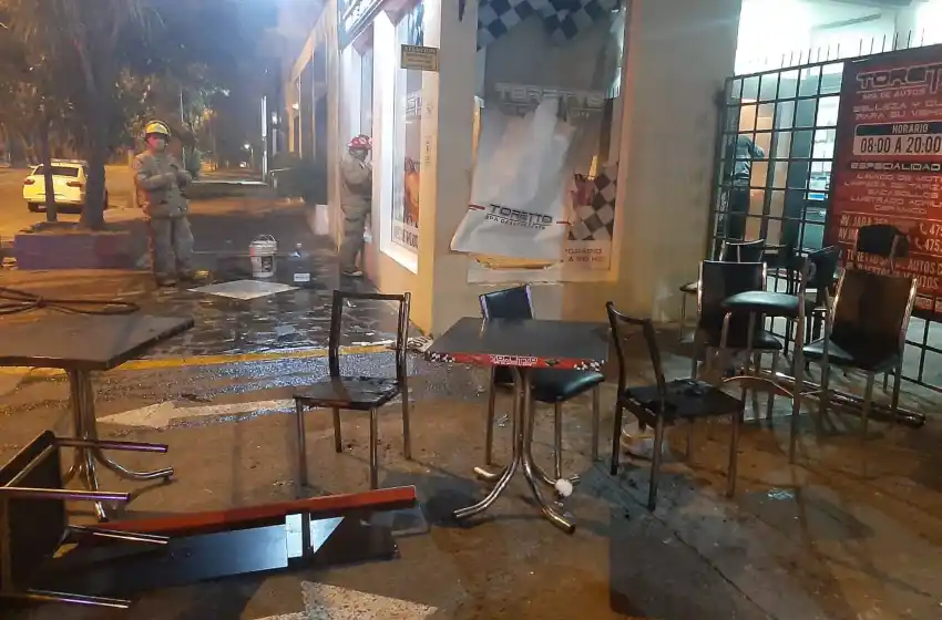 No conformes con el robo, arrojaron una bomba molotov en un lavadero de autos