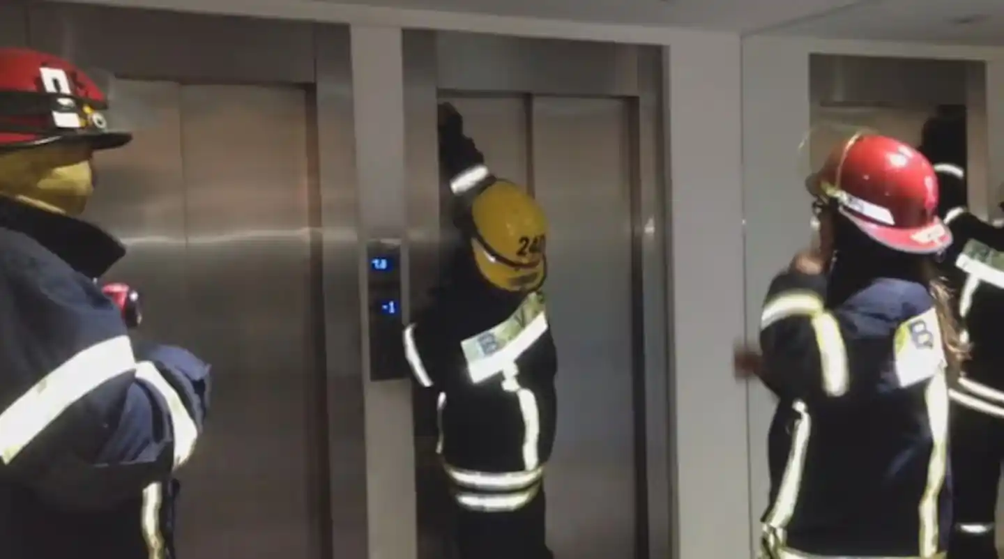 Bomberos arreglando el ascensor