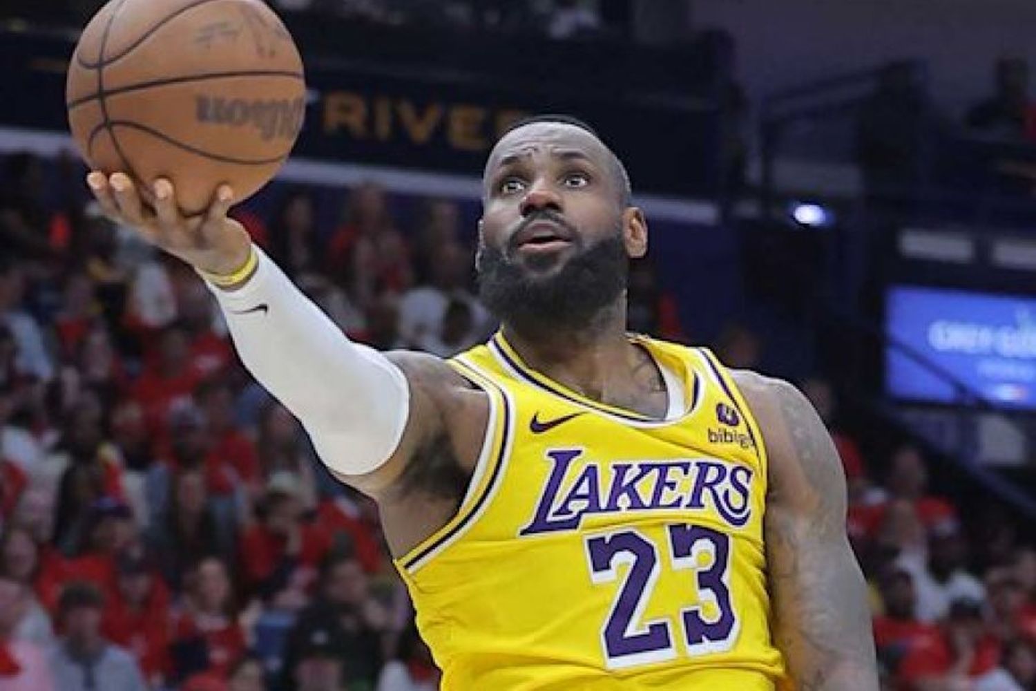 Lebron James renovó dos años más en los Lakers