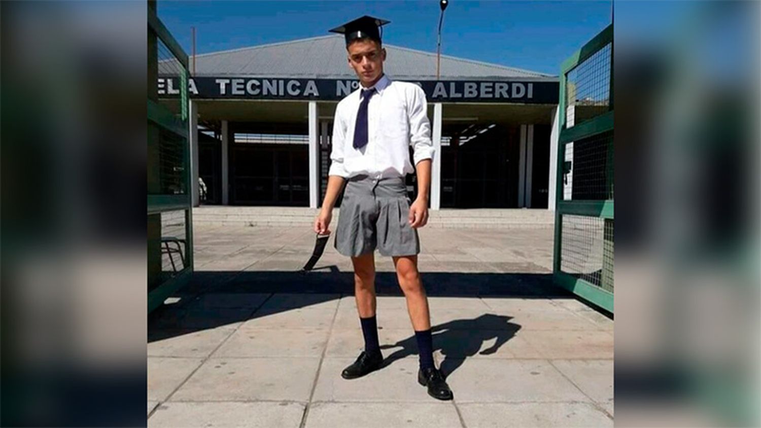 Fue al acto de graduación de pollera y denunció que lo obligaron a cambiarse