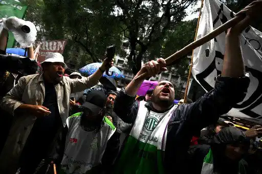 OLA DE DESPIDOS EN ARGENTINA desata protestas de empleados públicos